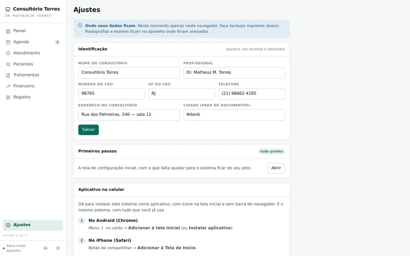 Tela de ajustes, com dados do consultório, vínculo do celular e backup.