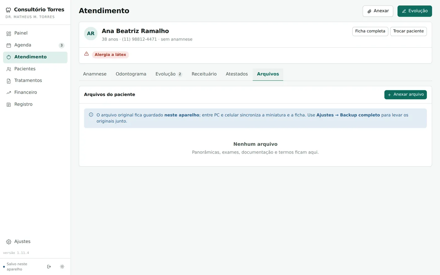 Aba de arquivos com radiografias e documentos anexados à ficha.