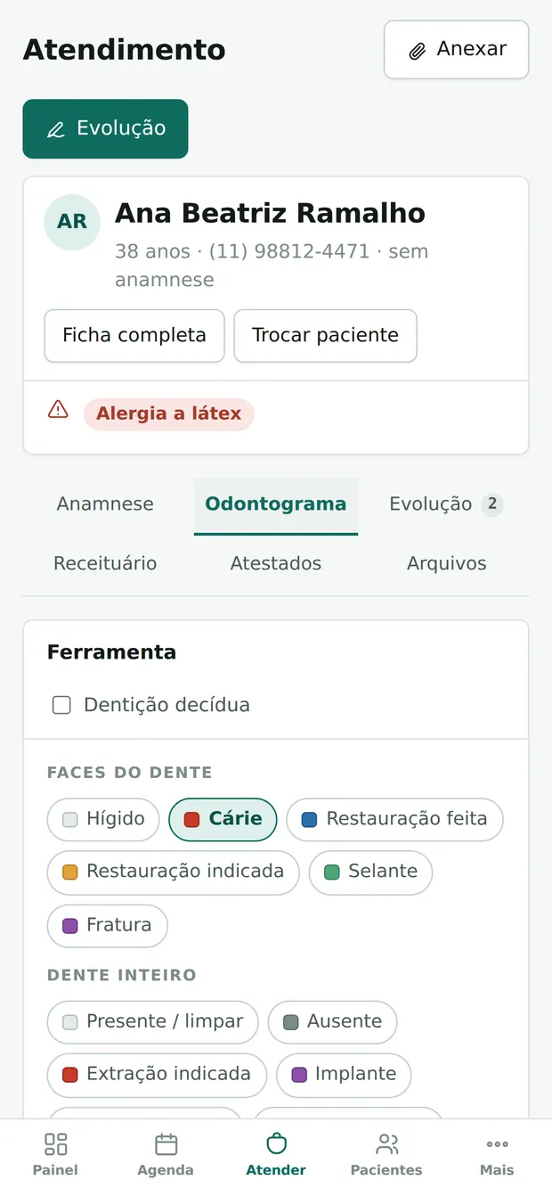 O odontograma aberto na tela do celular.
