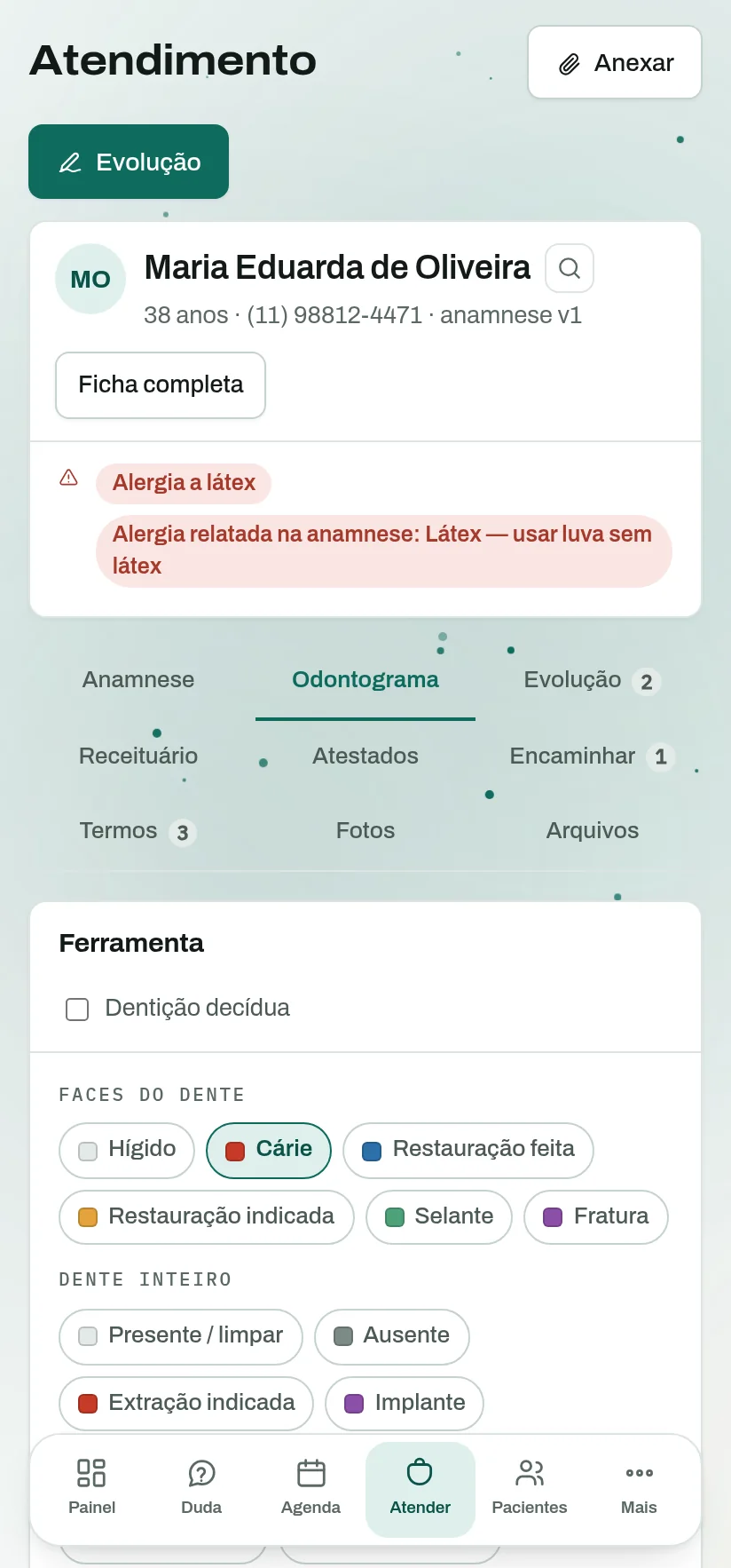 O odontograma aberto num celular Android grande, com as faces do dente para marcar.