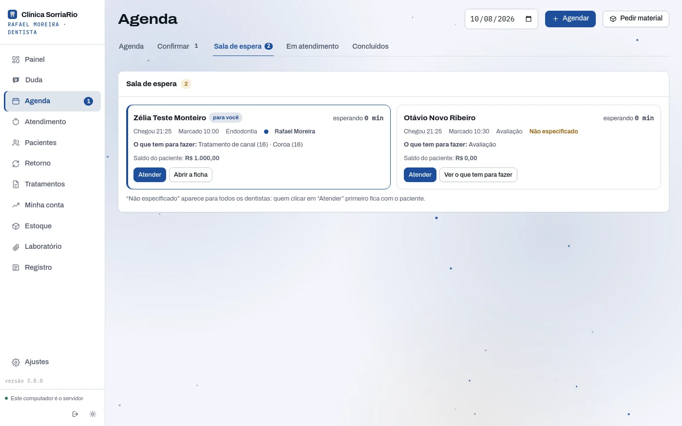 Sala de espera ao vivo da Clínica: pacientes que chegaram, há quanto tempo esperam, para qual especialidade e o botão Atender.
